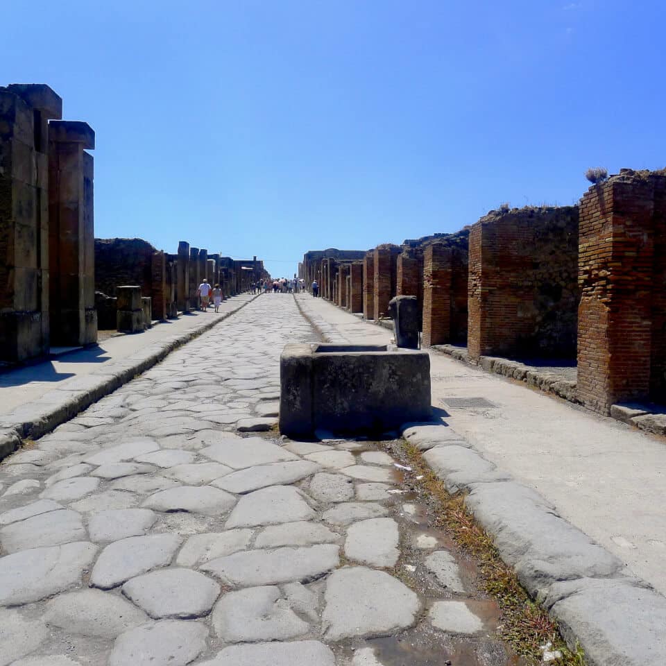 Fontene som de fattige brukte til å vaske seg i, Pompeii. Vesuv i bakgrunnen.