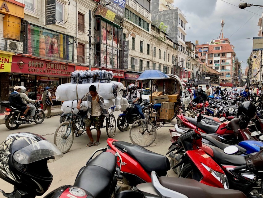 Hektisk traffikbilde i Kathmandu - hovedstad i Nepal